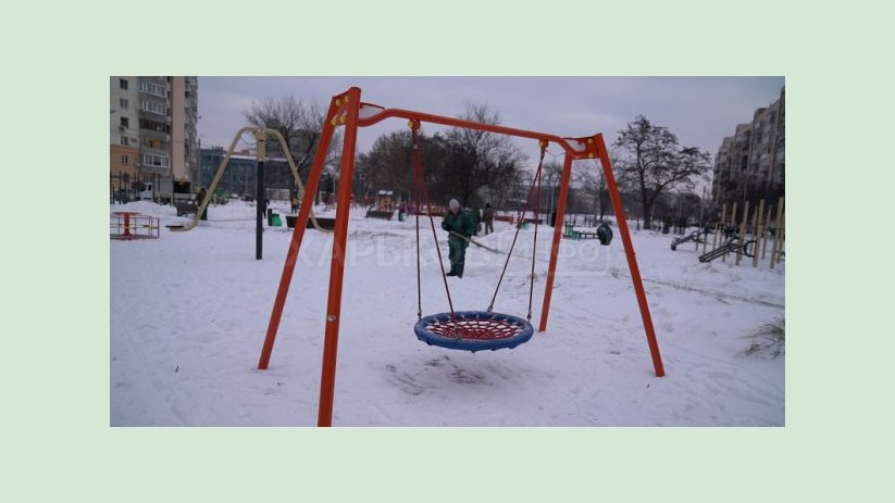 Коммунальные службы убирают снег на детских площадках Коммунальные службы убирают снег на детских площадках