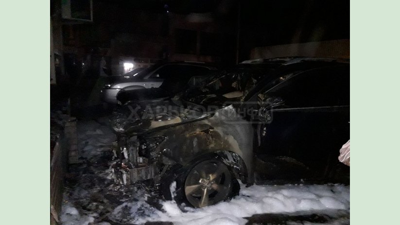 Лозовский район: на парковке вблизи жилой многоэтажки горел автомобиль Лозовский район: на парковке вблизи жилой многоэтажки горел автомобиль