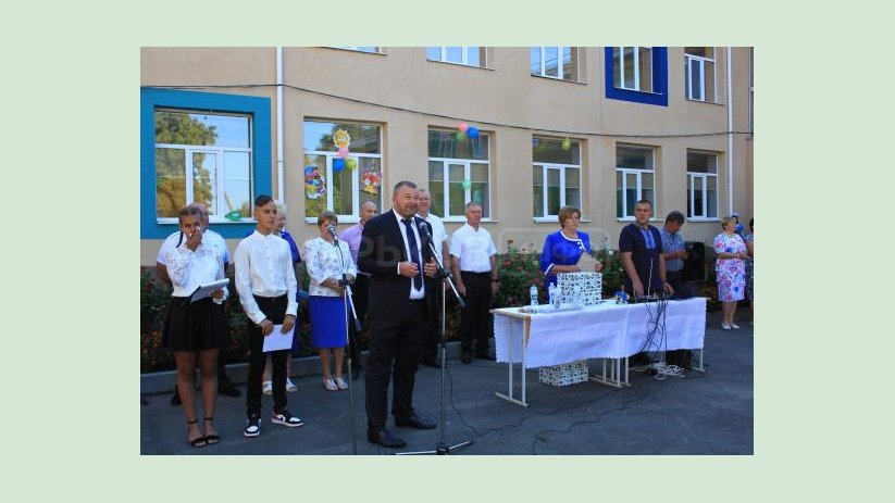 Михаил Харнам поздравил с Днем знаний учеников Пархомовского лицея Михаил Харнам поздравил с Днем знаний учеников Пархомовского лицея