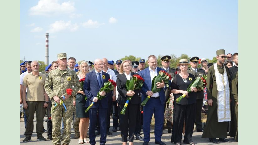 На Аллее Славы 18-го кладбища в Харькове почтили память погибших защитников Украины На Аллее Славы 18-го кладбища в Харькове почтили память погибших защитников Украины
