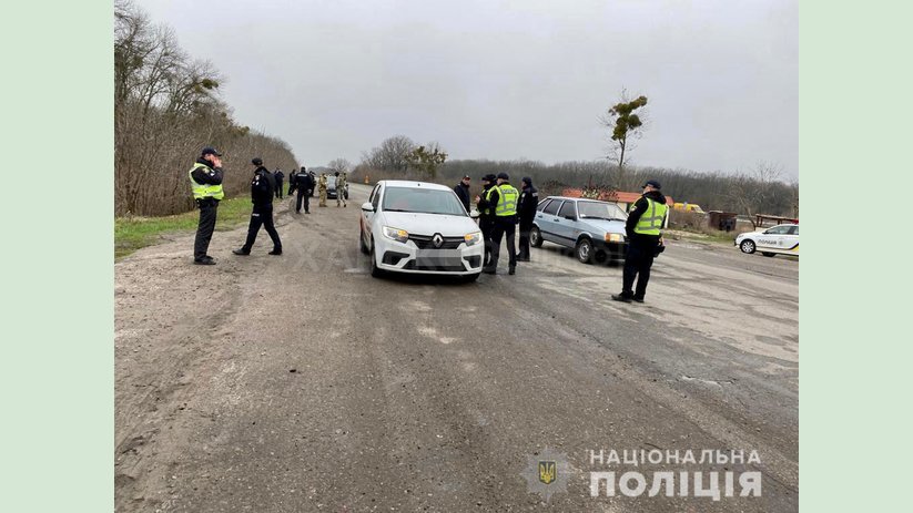 На Харьковщине работники полиции и СБУ задержали автобусы с подозрительными лицами На Харьковщине работники полиции и СБУ задержали автобусы с подозрительными лицами
