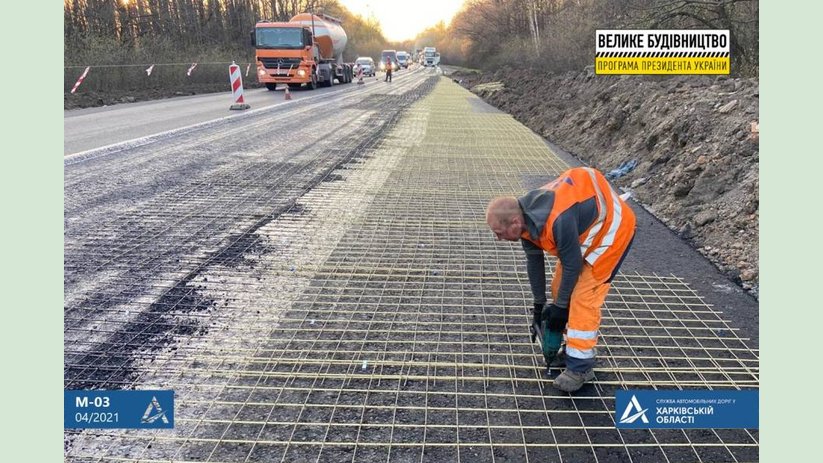 На Харьковской окружной дороге ведутся работы по армированию асфальтобетонного покрытия На Харьковской окружной дороге ведутся работы по армированию асфальтобетонного покрытия