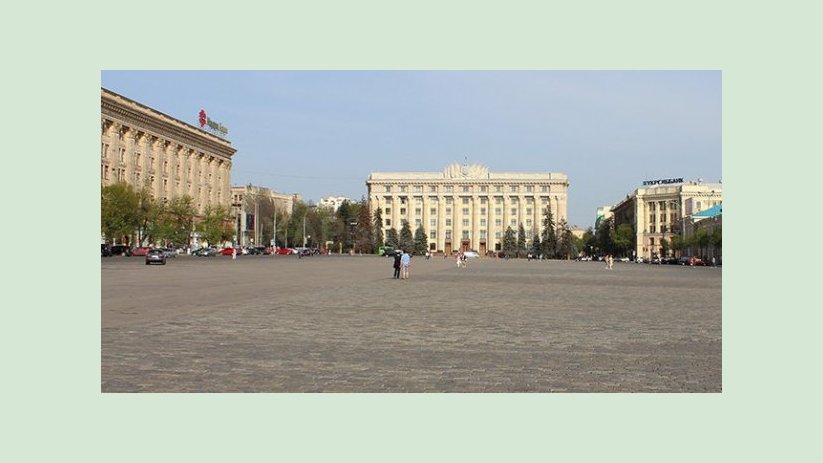 На площади Свободы запрещено движение транспорта На площади Свободы запрещено движение транспорта