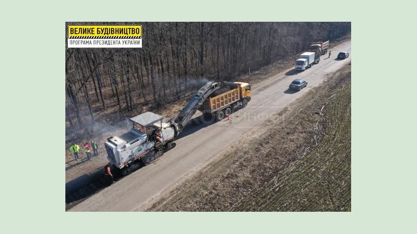 На подъездной дороге к поселку Березовка устраивают выравнивающий слой асфальта На подъездной дороге к поселку Березовка устраивают выравнивающий слой асфальта