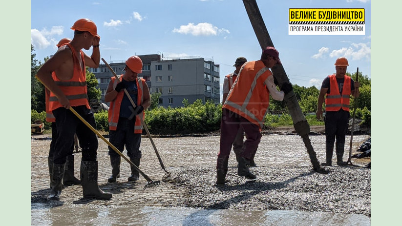 На строительстве ФОКа в Чугуеве уже заканчивают черновую заливку полов На строительстве ФОКа в Чугуеве уже заканчивают черновую заливку полов