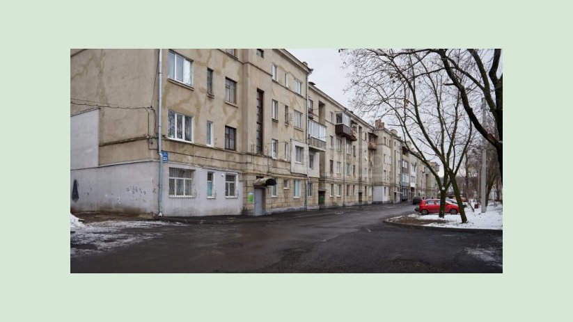 На улице Искринской, 33 благоустраивают территорию На улице Искринской, 33 благоустраивают территорию