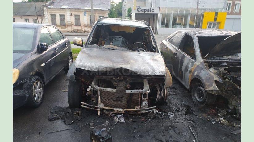 Основянский район: во дворе жилой 16-тиэтажки сгорели 2 легковушки, еще 2 получили повреждения Основянский район: во дворе жилой 16-тиэтажки сгорели 2 легковушки, еще 2 получили повреждения
