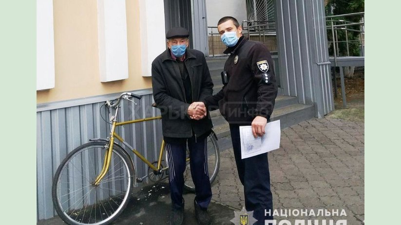 Полицейские офицеры общины оперативно вернули пенсионеру похищенный велосипед Полицейские офицеры общины оперативно вернули пенсионеру похищенный велосипед