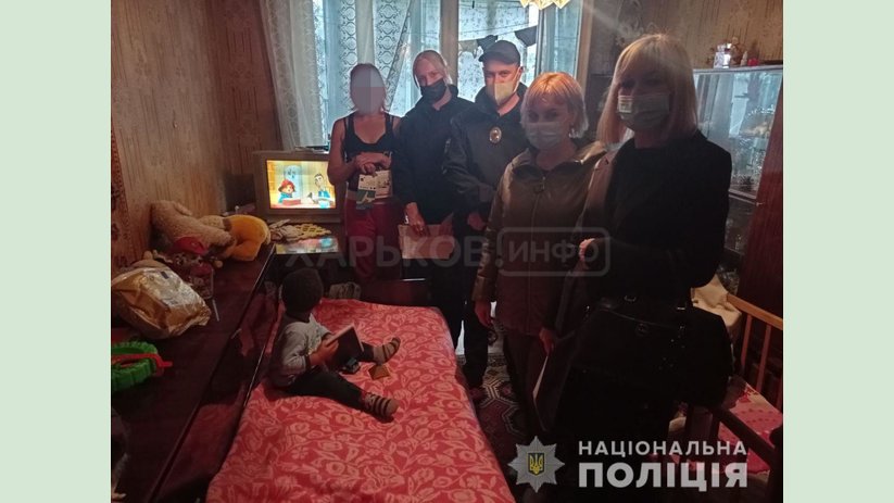 Полицейские составили протоколы об административном правонарушении в отношении харьковчанки, которая издевалась над ребенком на улице Полицейские составили протоколы об административном правонарушении в отношении харьковчанки, которая издевалась над ребенком на улице