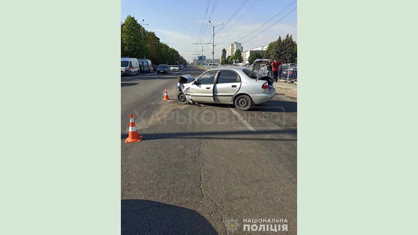 Полицейские устанавливают обстоятельства столкновения легковушки с каретой скорой в Харькове Полицейские устанавливают обстоятельства столкновения легковушки с каретой скорой в Харькове