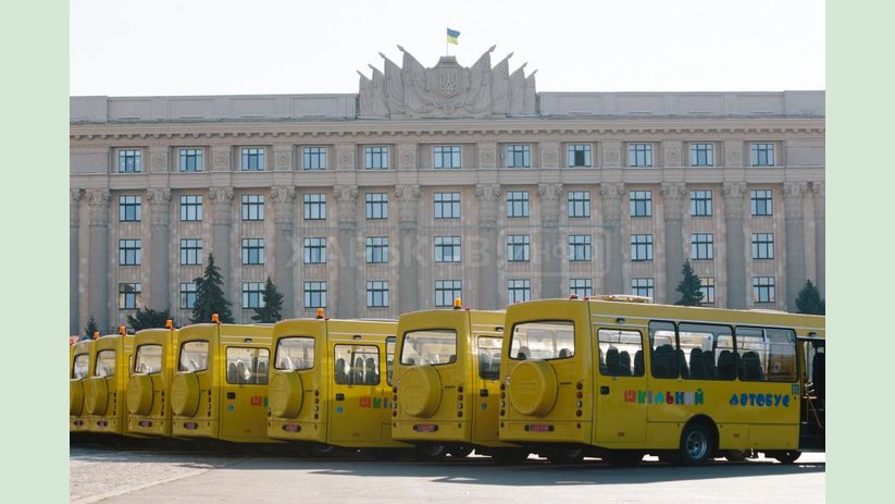 Районы и ОТГ области получили 18 новых школьных автобусов Районы и ОТГ области получили 18 новых школьных автобусов
