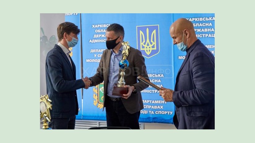 Роман Семенуха наградил лучшего спортсмена марта и его тренера Роман Семенуха наградил лучшего спортсмена марта и его тренера