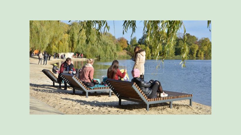 Шезлонги и волейбольное поле - на Петренках обустроили пляжную зону Шезлонги и волейбольное поле - на Петренках обустроили пляжную зону