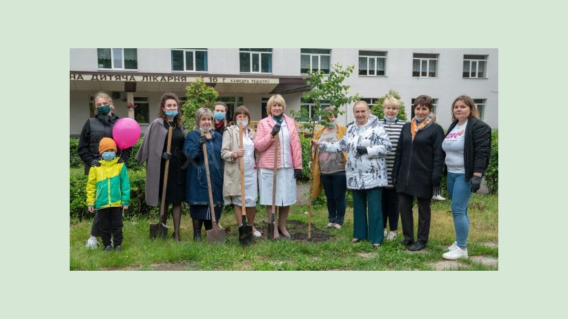 В больнице №16 поздравили детей и высадили «Аллею надежды» В больнице №16 поздравили детей и высадили «Аллею надежды»