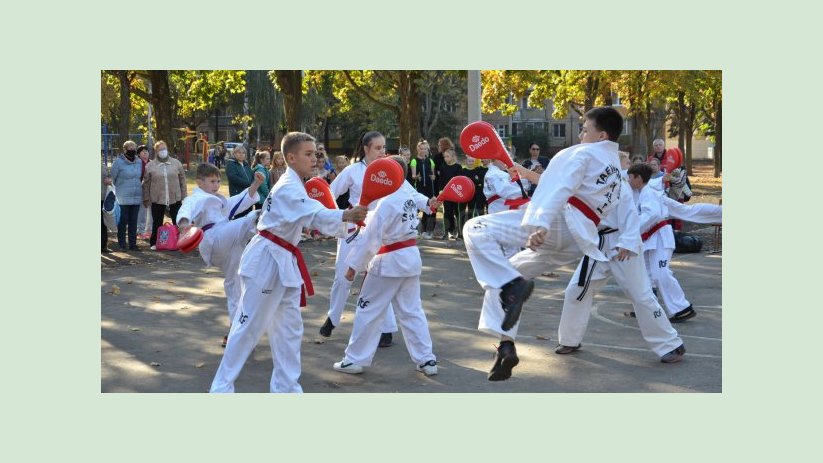 В детской спортшколе на Салтовке открыли новый стадион В детской спортшколе на Салтовке открыли новый стадион