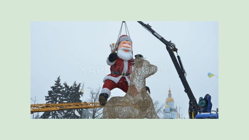 В городе демонтируют новогодние инсталляции В городе демонтируют новогодние инсталляции