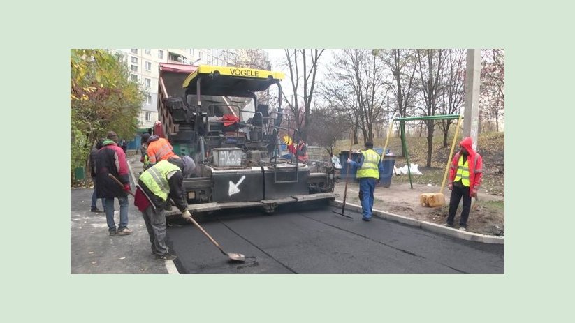 В городе продолжают ремонтировать внутриквартальные дороги В городе продолжают ремонтировать внутриквартальные дороги