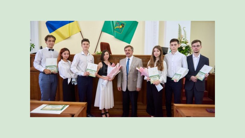 В горсовете наградили выпускников, сдавших ВНО на 200 баллов В горсовете наградили выпускников, сдавших ВНО на 200 баллов