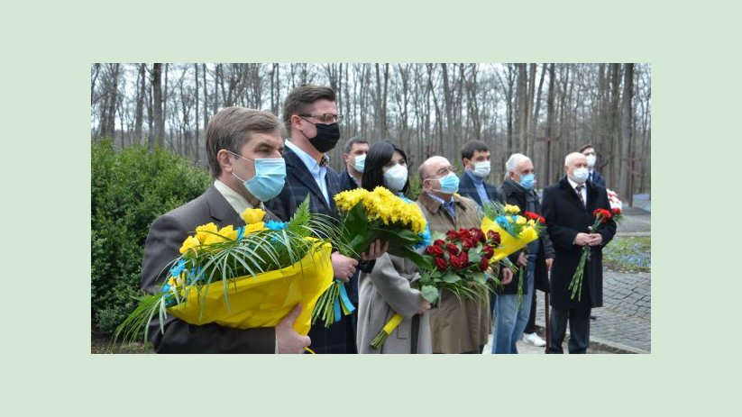 В Харькове почтили память жертв Катынской трагедии В Харькове почтили память жертв Катынской трагедии
