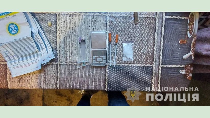 В Харькове полиция разоблачила мужчину, который в собственной квартире устроил наркопритон В Харькове полиция разоблачила мужчину, который в собственной квартире устроил наркопритон