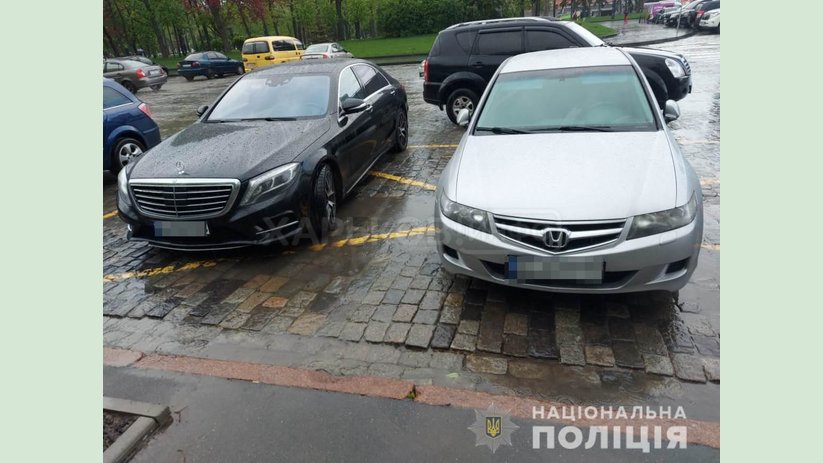 В Харькове правоохранители задержали двух мужчин, причастных к краже из элитного автомобиля В Харькове правоохранители задержали двух мужчин, причастных к краже из элитного автомобиля