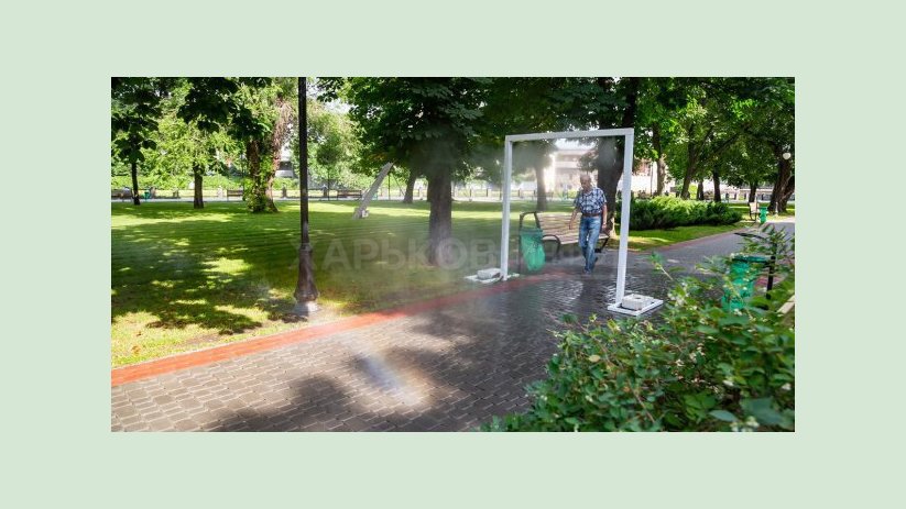 В харьковских парках установили охладительные арки В харьковских парках установили охладительные арки