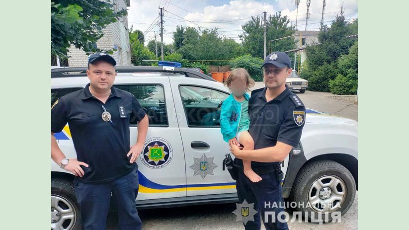 В Харьковском районе полицейские офицеры общины совместно с участковыми вернули матери двухлетнюю девочку В Харьковском районе полицейские офицеры общины совместно с участковыми вернули матери двухлетнюю девочку