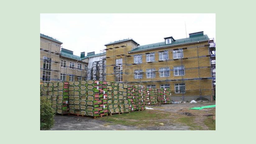 В Изюмском лицее №2 утепляют стены и ремонтируют кровли пищеблока и спортзала В Изюмском лицее №2 утепляют стены и ремонтируют кровли пищеблока и спортзала