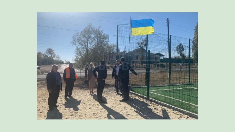 В Изюмском районе построили спортплощадку с искусственным покрытием В Изюмском районе построили спортплощадку с искусственным покрытием