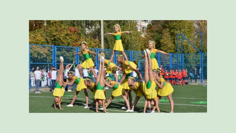 В Киевском районе открыли новый школьный стадион В Киевском районе открыли новый школьный стадион