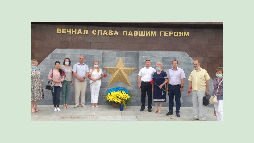 В Московском районе возложили цветы к братской могиле В Московском районе возложили цветы к братской могиле