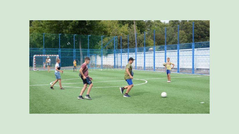 В парке «Юность» построили футбольное поле В парке «Юность» построили футбольное поле