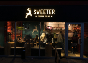 Мини-кофейня «Sweeter» - фасад Мини-кофейня «Sweeter» - фасад