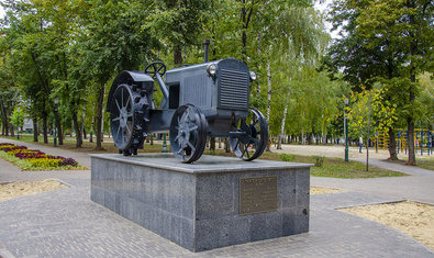 Памятник первому трактору ХТЗ