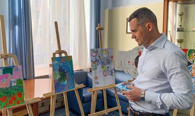 Алексей Кучер вручил награды победителям Областного художественного конкурса детского рисунка «Мир и я»
