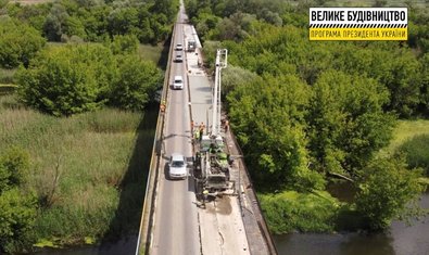 Дорожники бетонируют плиту на мосту через Северский Донец