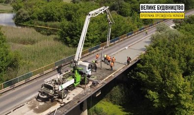 Дорожники бетонируют плиту на мосту через Северский Донец