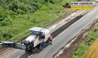 Дорожники ремонтируют 25 км пути Изюм – Барвенково