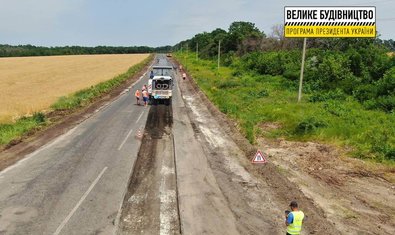 Дорожники ремонтируют 25 км пути Изюм – Барвенково