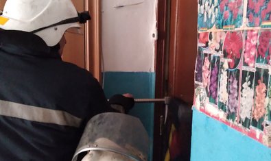 г. Купянск: спасатели оказали помощь в открытии дверей квартиры, в которой находилась больная пожилая женщина