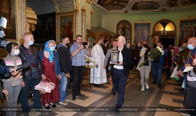 Игорь Терехов передал частицы Благодатного огня в храмы Харькова