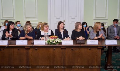 Игорь Терехов поздравил учителей Холодногорского и Новобаварского районов с наступающим праздником 