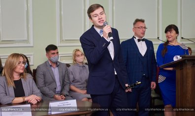 Игорь Терехов поздравил учителей Холодногорского и Новобаварского районов с наступающим праздником 
