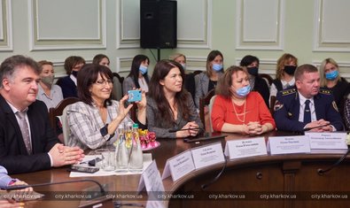Игорь Терехов поздравил учителей Холодногорского и Новобаварского районов с наступающим праздником 