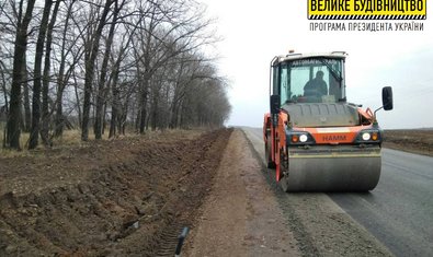 На автодороге Дергачи - Пятихатки завершили укладку нового покрытия
