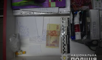 На Харьковщине полицейские задержали мужчину, который с ножом напал на продавщицу магазина и пытался завладеть деньгами из кассы На Харьковщине полицейские задержали мужчину, который с ножом напал на продавщицу магазина и пытался завладеть деньгами из кассы