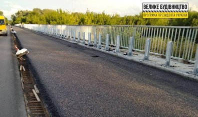 На мосту через Северский Донец выполняют работы по укладке монолитной железобетонной плиты