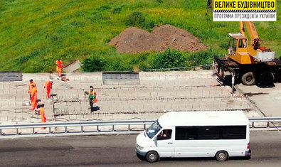 На второй половине моста дороги Харьков – Щербаковка укладывают монолитную железобетонную плиту