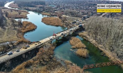 На выезде из Чугуева восстанавливают мост через Северский Донец