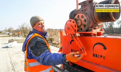 На выезде из Чугуева восстанавливают мост через Северский Донец